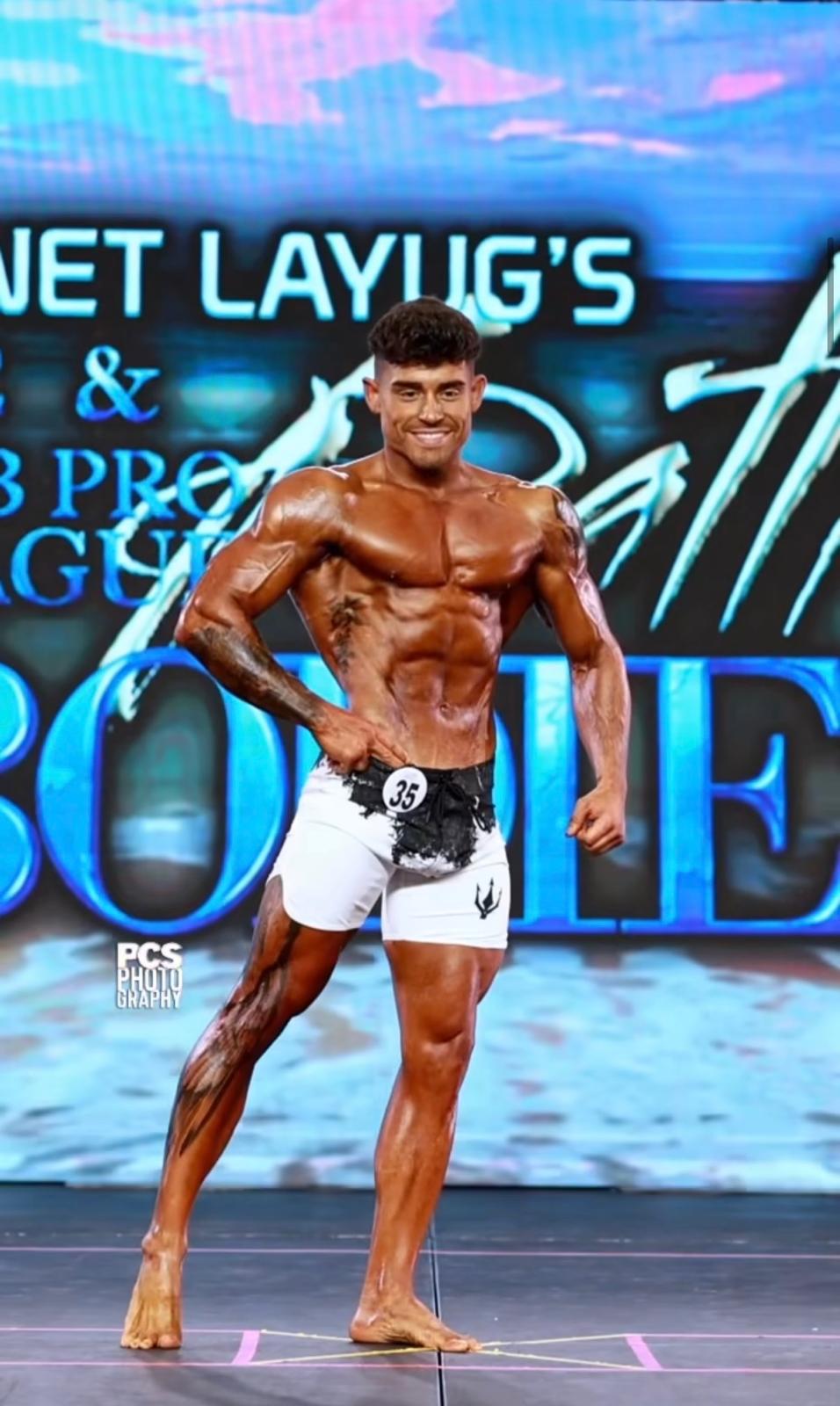 Lázaro Rodríguez posando en el gimnasio