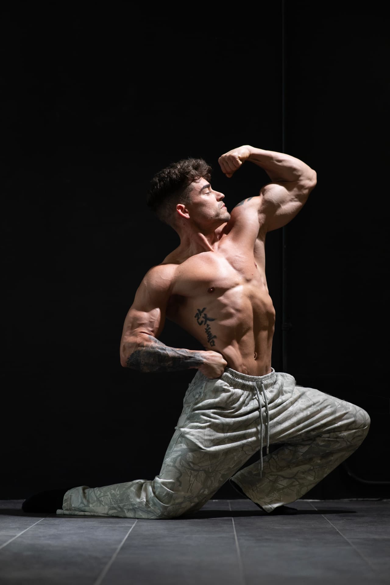 Lázaro Rodríguez posando en el gimnasio